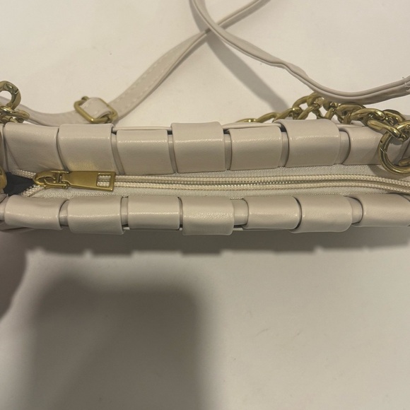 Classy White Faux Leather Purse W/ Criss Cross Design. Two Handles. Gold Chain - Picture 5 of 8